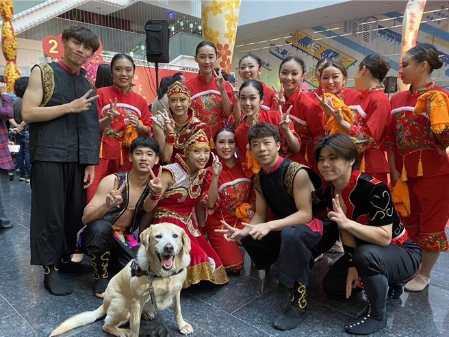 台中市府上午舉辦新春團拜，台中市刑大警犬隊特別出動2隻警犬到場，確保場地安全，意外成為吸睛焦點（警方提供／王煌忠台中傳真）