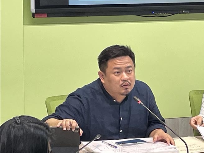 台糖豬肉片含禁用瘦肉精西布特羅風波延燒，來源至今未釐清。立法院民進黨團副幹事長洪申翰表示，台中市府始終只查驗那包豬肉，不去釐清源頭，質疑台中市長盧秀燕拒絕釐清真相，想賺政治聲量。（蔡雯如攝）