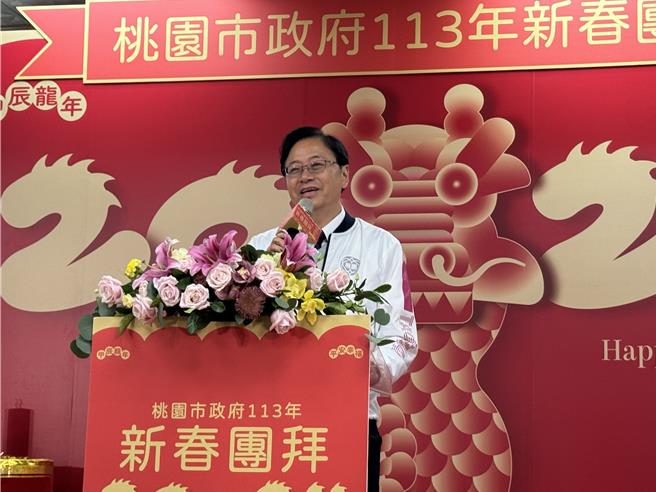 桃园市长张善政15日开工日率府一层向市府团队新春团拜。(蔡依珍摄)