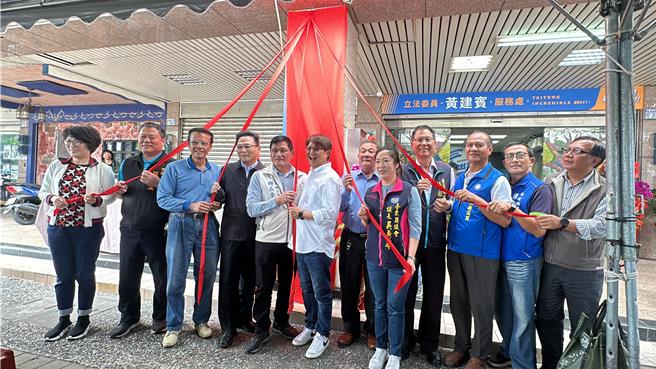 国民党籍台东区域立委黄建宾今天在台东市四维路成立服务处并举行揭牌仪式。（蔡旻妤摄）
