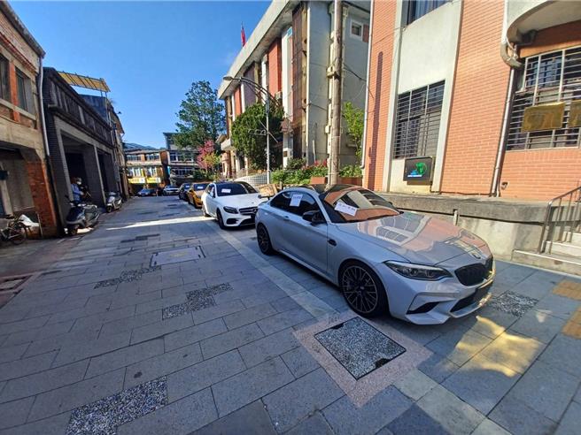 警方攔查6部雙B轎車掛假牌跑山，依法扣牌，並移置坪林派出所外停放，路過民眾見狀驚呼「有如名車展覽會」。（新店警分局提供）