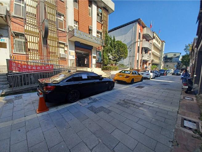 6部雙B轎車總價破1500萬，一字排開，全部停在派出所外，許多路過民眾驚呼連連，紛紛拿起手機拍照錄影。（新店警分局提供）