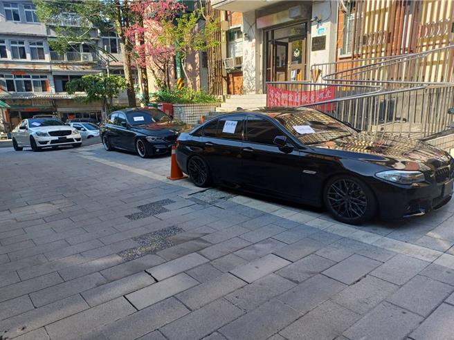 新店警分局坪林所12至14日間在北宜公路執行防飆勤務，陸續攔查6部因車籍與外觀不符的車輛。（新店警分局提供）