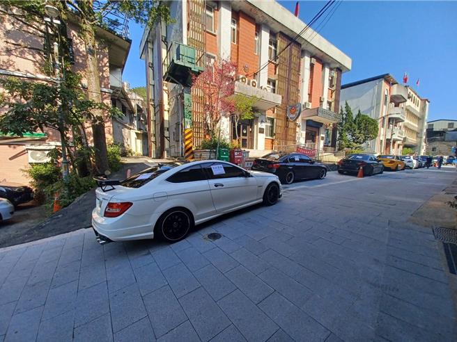 新店警分局坪林所12至14日間在北宜公路執行防飆勤務，陸續攔查6部因車籍與外觀不符的車輛。（新店警分局提供）