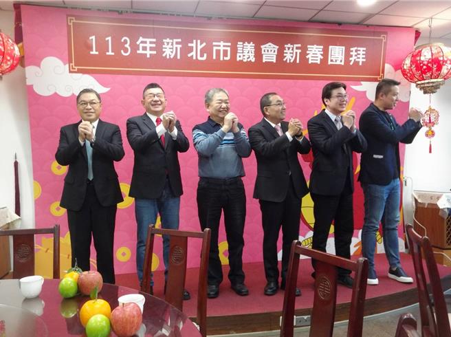 新北市議會今舉行新春團拜，新北市長侯友宜偕副市長劉和然前往拜年。（張鎧乙攝）