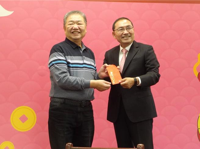 侯友宜收到蔣根煌的紅包。（張鎧乙攝）