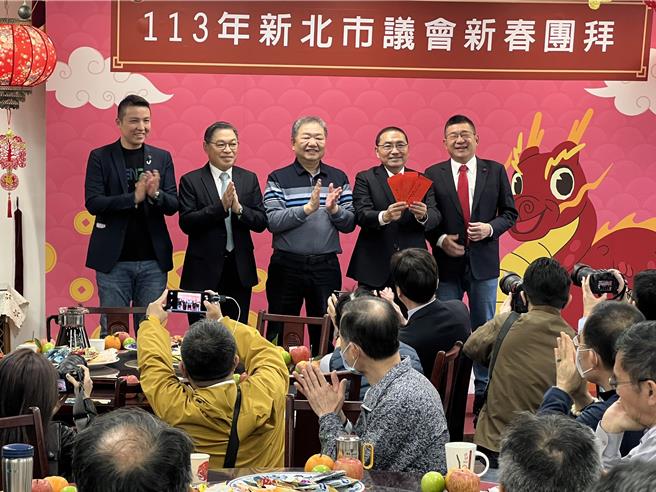 侯友宜收到蔣根煌、陳鴻源和陳王正源的紅包。（王揚傑攝）