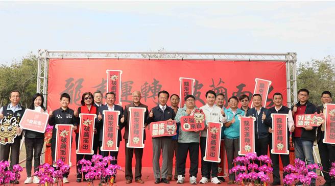 嘉义县长翁章梁携手议长张明达、副议长陈怡岳、立委陈冠廷等各界向各界拜年。（吕妍庭摄）