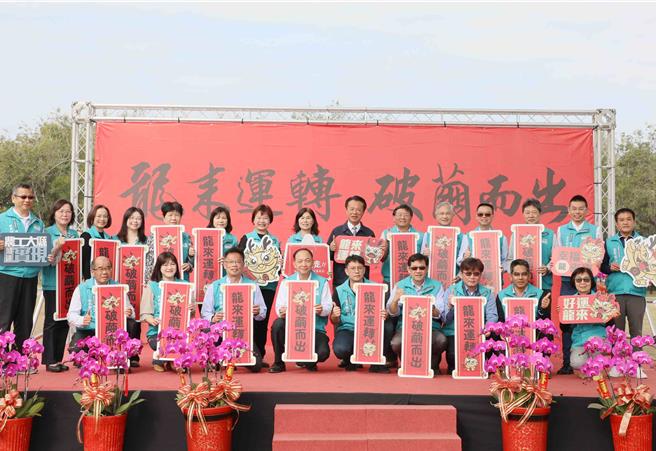 嘉义县长翁章梁率县府团队向各界拜年。（吕妍庭摄）