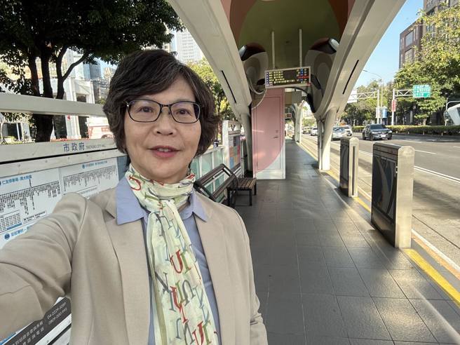 蔡壁如15日曬出搭公車上班的自拍照，透露是因為住在清水，搭公車比較方便。（翻攝自蔡壁如臉書）