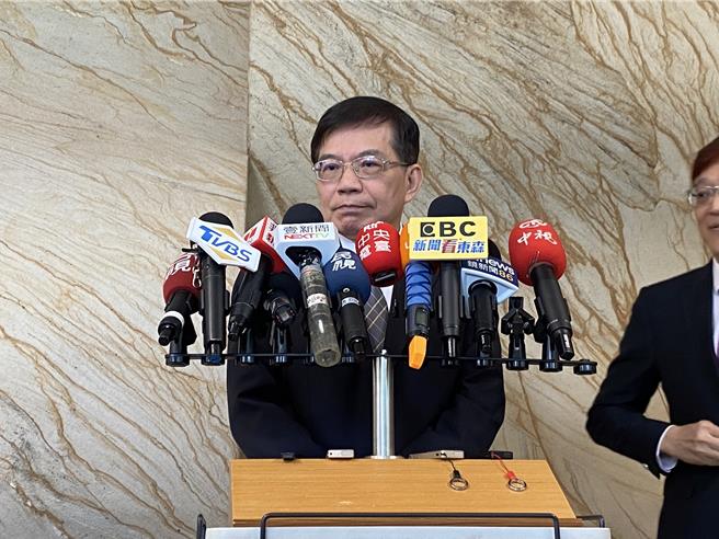 交通部長王國材表示，6月之後無法出的大陸團先盡量以併團處理，中間和後續產生的損失，觀光署將會處理。（陳祐誠攝）