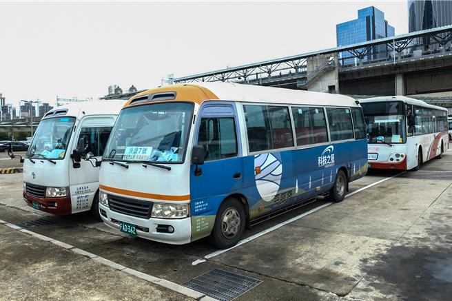 在高铁新竹站发车的「5900」和「快捷7号」2条免费跳蛙公车，16日开学日正式上路。（罗浚滨摄）