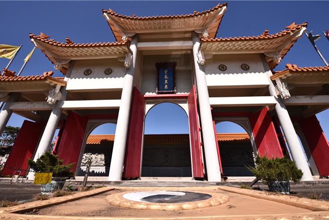 湯姓業餘攝影師14日前往後龍鎮龍坑里的無極聖宮拍攝宮門時意外拍獲疑似巡弋飛彈的不明飛行器。（讀者提供／謝明俊苗栗傳真）