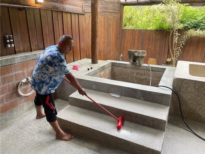 7年前從軍中退役的布農族人「鋒哥」參加「部落旅宿服務人員培訓班」，經過300小時扎實訓練，順利轉換跑道到旅館業擔任房務工作。(中彰投分署提供)