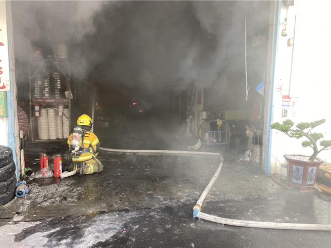 高雄鸟松区中正路一家家具工厂发生火警，初步了解排除人为纵火，无人员受伤。（翻摄照片／林瑞益高雄传真）