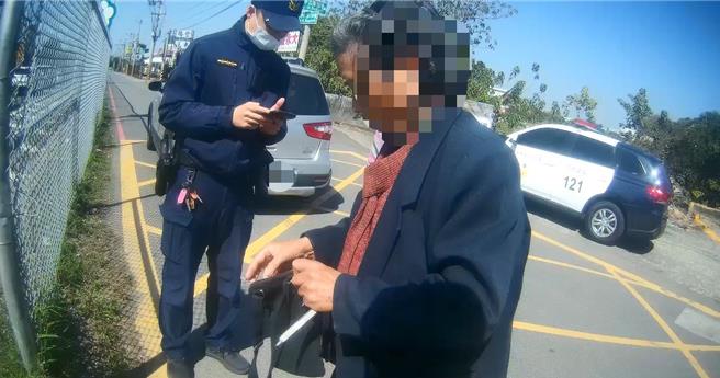 台中王姓婦人因思鄉情切，春節期間拖著行李箱外出，獨自步行欲上國道返回大陸。（警方提供）