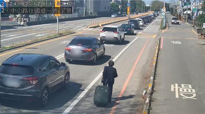 台中王姓婦人因思鄉情切，春節期間拖著行李箱外出，獨自步行欲上國道返回大陸。（警方提供）