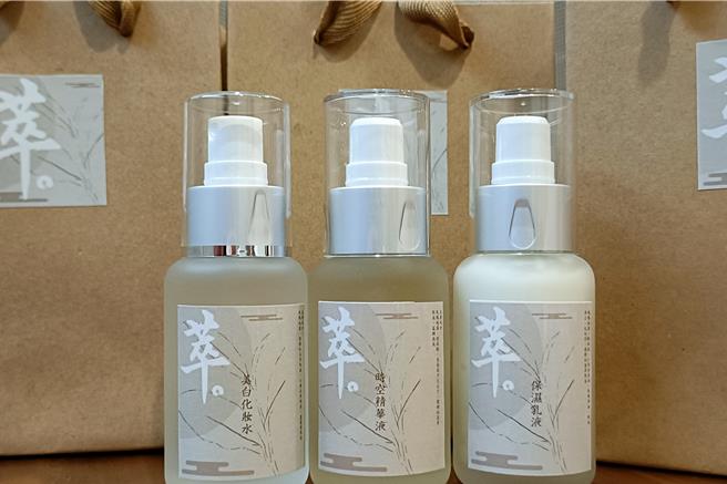 農業部茶及飲料作物改良場，成功研發將茶飲加工後的紅茶茶渣，透過纖維素分解酵素萃取，獲得茶渣萃取液，可添入保養品中。（茶改場提供／蔡明亘桃園傳真）