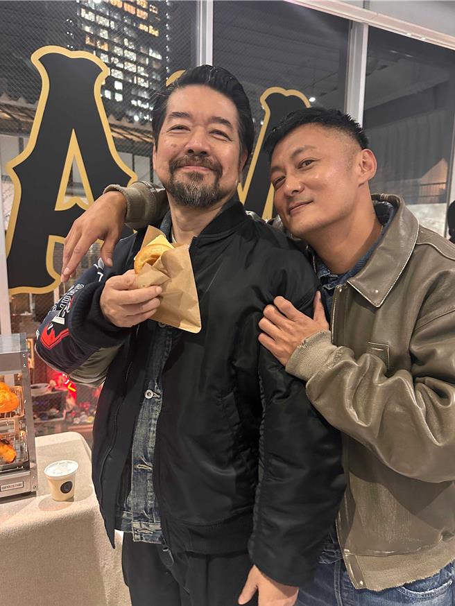 品牌Neighborhood主理人泷泽伸介（左）、余文乐于日本合影。（尚庆创意）