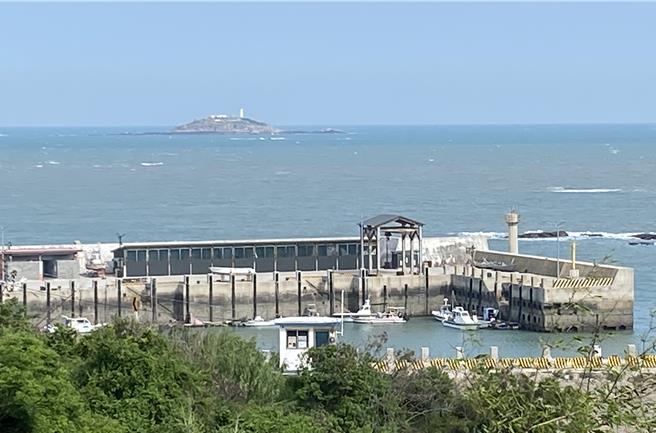 金门復国墩外围海域正值黄鱼、白鲳等高经济价值鱼类的渔汛期，大陆渔船常猖狂非法越界捕鱼，当地很多渔民都很支持海巡队强硬的执法，捍卫我方渔民赖以为生的渔场。(于家麒摄)