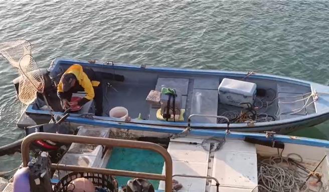 金门復国墩外围海域正值黄鱼、白鲳等高经济价值鱼类的渔汛期，大陆渔船常猖狂非法越界捕鱼，当地很多渔民都很支持海巡队强硬的执法，捍卫我方渔民赖以为生的渔场。(图／民眾提供)