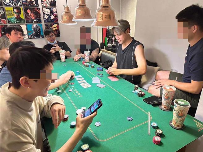 涉嫌诈骗上亿被逮的张嫌，与艺人陈零九(右2)、网红丁特、阿滴等知名人士大玩德州扑克，引发热议。（陈鸿伟翻摄）