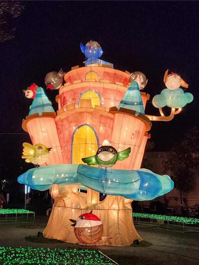 台中市教育局精心打造「小小Backpacker賞燈趣」燈區。（台中市教育局提供）