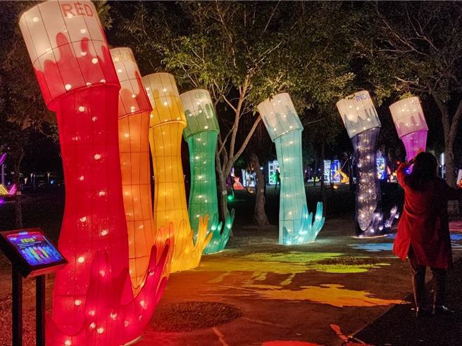 台中市教育局精心打造「小小Backpacker賞燈趣」燈區。（台中市教育局提供）