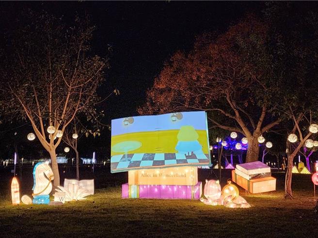 台中市教育局精心打造「小小Backpacker賞燈趣」燈區。（台中市教育局提供）