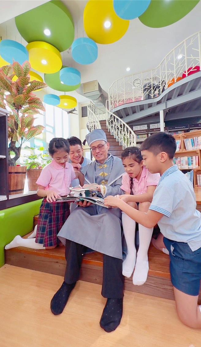 台中市教育局長蔣偉民化身為魔法師，與小朋友們拍攝歡迎影片，開啟賞燈奇幻旅程。（台中市教育局提供）