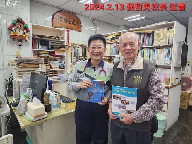 大病初癒的王宏育（左）医师，担心病人无药可吃，前天即穿着纸尿裤开诊。（图／翻摄自王宏育脸书）