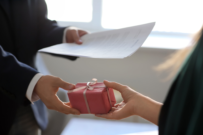 嘉义县竹崎乡公所临时聘雇公务员收贿，遭嘉义地检署起诉贪污罪。（示意图：shutterstock／达志）