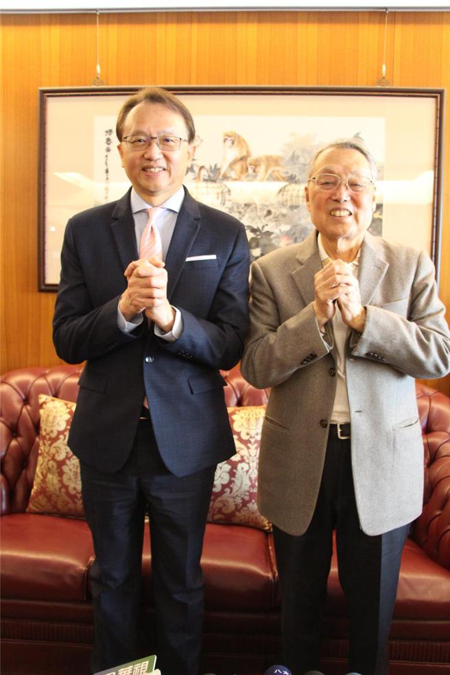 宏碁董事長暨執行長陳俊聖（圖左起）15日率集團與旗下子公司等一級主管，赴創辦人施振榮家團拜。圖／施先生辦公室提供