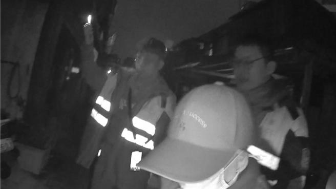 85岁陈姓老妇今天凌晨0时许在经国路沿着中央分隔岛逆向行走，桃园警分局巡逻员警发现，才知道老妇出门要去社区活动中心「打鼓」，发现没开后走路回家却忘了路。还不想回家，所幸警方已有处理经验，以通关密语「时间到啦」，让老妇一听就乖乖返回住处。（翻摄照片）