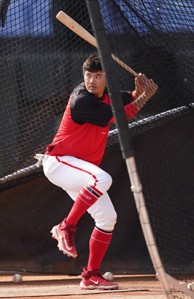 郭严文新球季加入味全龙改披6号球衣。（味全龙提供）