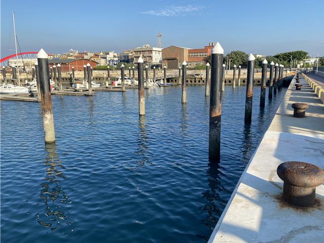 桃园市大园区竹围渔港游艇码头24座浮箱体损坏，价值1368万元，桃市府委托第三方单位损坏鑑定，并发文要求厂商改正，双方协商不成，目前市府与厂商调解中。（蔡明亘摄）