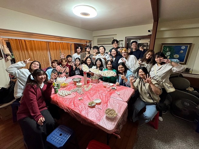 为关怀离乡来臺就学境外生，龙华科大邀请境外生围炉，感受臺湾传统年节气氛。(照片/龙华科技大学提供)