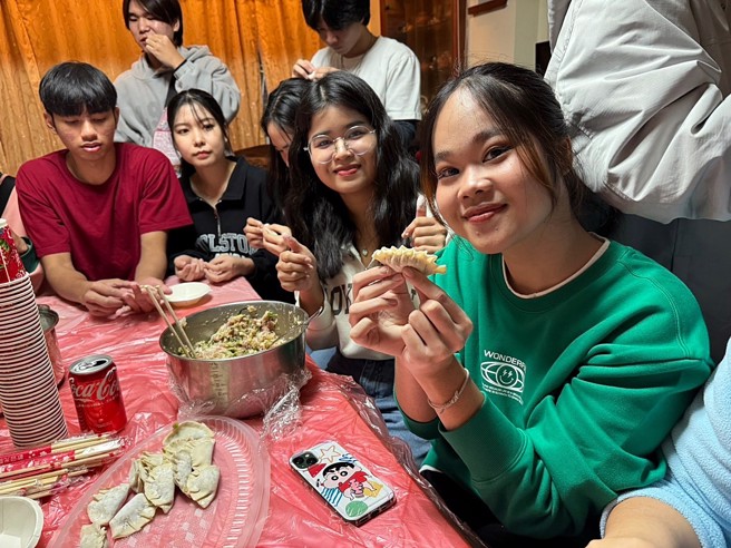 学子体验亲手包水饺乐趣，气氛活络热烈。(照片/龙华科技大学提供)