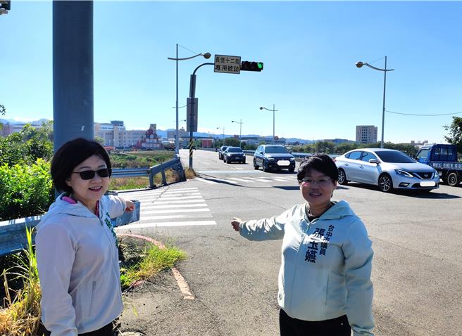 台中市新仁橋連接大里工業區與太平地區，人車往返密集，台中市議員張芬郁與張玉嬿15日建議縮減該橋部分車道增設人行道，交通局指出若縮減車道畫設標線型人行道恐造成人車爭道，建設局將評估設置人行便橋。（台中市議員張芬郁提供／潘虹恩台中傳真）