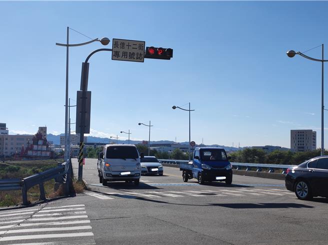 台中市大里新仁橋完工20年，是大里工業區通往太平的交通要道，不過無畫設人行空間遭民眾批「不給人走」。經台中市議員張芬郁與張玉嬿日前邀集相關單位會勘，交通局15日指出，若縮減車道畫設標線型人行道恐造成人車爭道，建設局則朝設置人行便橋方案評估辦理。（台中市議員張芬郁提供／潘虹恩台中傳真）