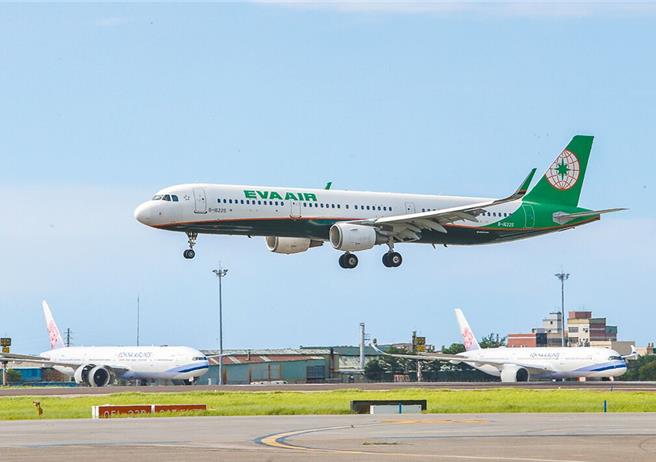 长荣航空今天下午一架由日本羽田至台北松山的航班，有孕妇在机上分娩，母婴均安。图为其他长荣班机，非当事班机。（陈麒全摄）