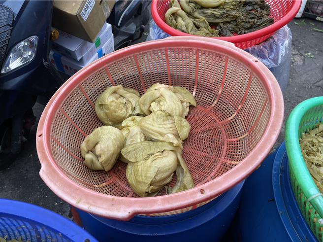 嘉義市政府衛生局在南田市場稽查散裝零售的酸菜。（嘉義市政府衛生局提供／廖素慧嘉市傳真）