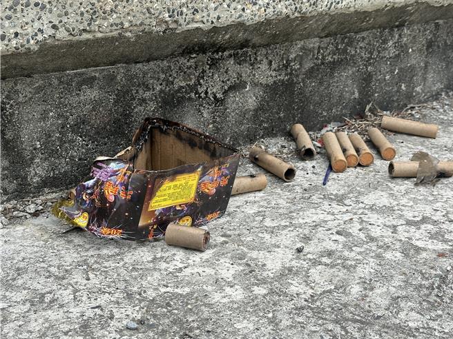 台東縣消防局提醒，民眾燃放炮竹煙火後若未作用，應等待3分鐘，確定安全無虞後再接近查看，不管是施放或清除，都不要朝著有人的方向。（蔡旻妤攝）