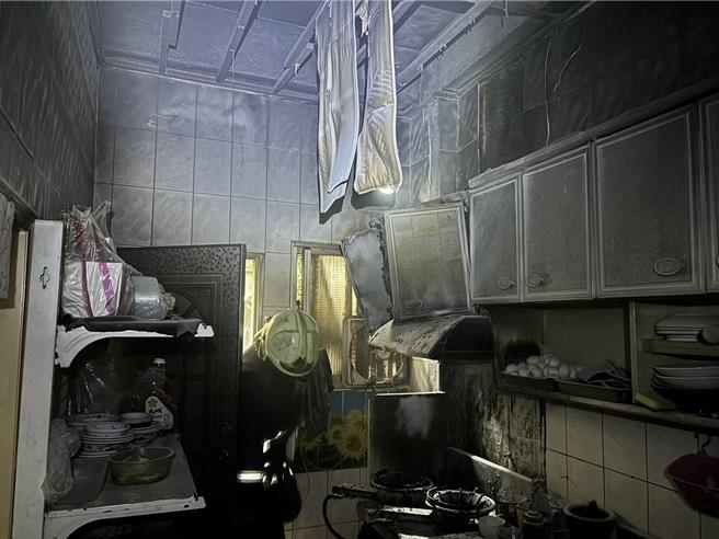 树林区中山里一家泰式餐厅不慎引发火灾，所幸里长快速使用灭火器成功扑灭火警。（新北消防局第五大队提供／刘玮晴新北传真）