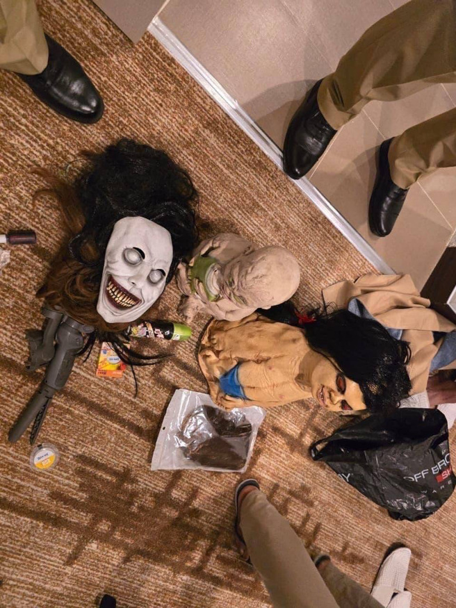 柬埔寨警方搜出许多鬼娃面具。（图／柬埔寨警方提供）