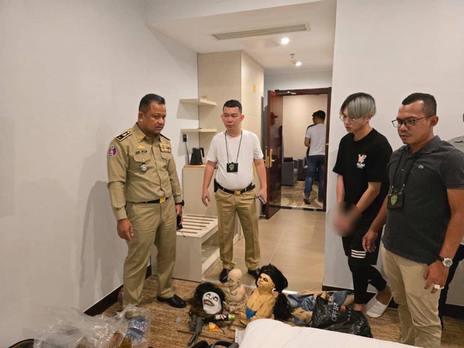 柬埔寨警方搜出许多鬼娃面具。（图／柬埔寨警方提供）
