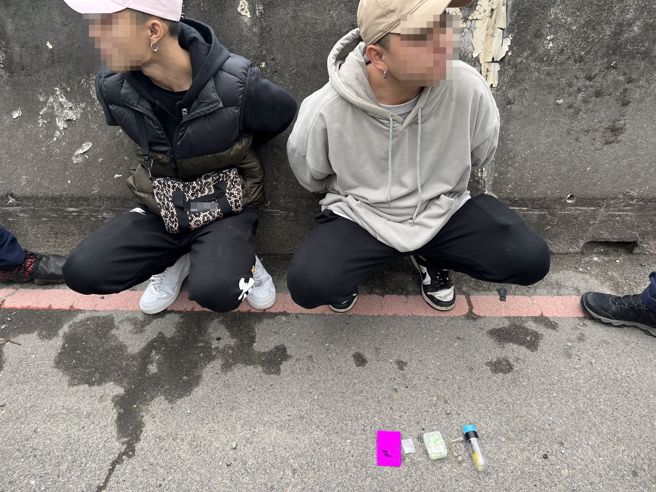 小客車駕駛27歲王男及乘客29歲高男2人下車後形跡可疑、神色慌張，身上還帶有毒品氣味，警方當場從其2人身上及車上搜出毒品愷他命一小包（毛重0.75公克）、毒咖啡包（含安非他命成分）1包，及新興毒品哈密瓜碇11顆（10顆不倒翁形狀、1顆圓型形狀），毒品吸食器一組及玻璃球一支。（圖／警方提供）