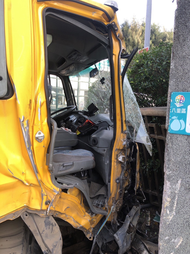 今15日下午14時許，新北市八里區中山路三段發生一起交通事故。（圖／警方提供）