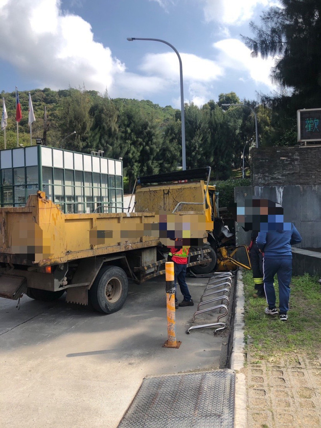 今15日下午14時許，新北市八里區中山路三段發生一起交通事故。（圖／警方提供）