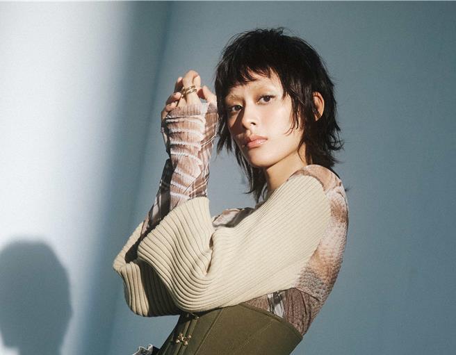 陳泳希為《愛愛內含光》量身打造主題曲〈相濡以沫〉。（華研國際提供）